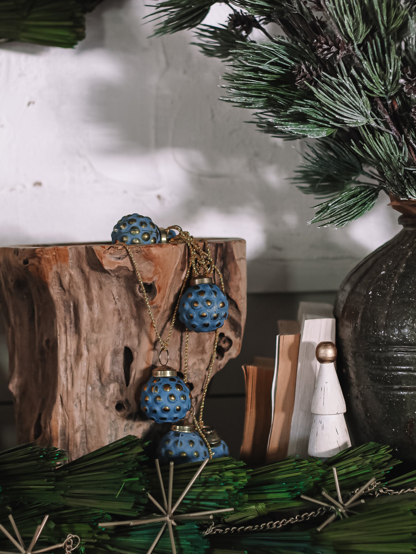 Load image into Gallery viewer, Hobnail Ball Ornament Garland | Navy

